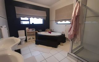 6 Bedroom House For Sale in Henties Bay Central, Henties Bay