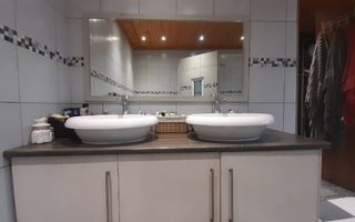 6 Bedroom House For Sale in Henties Bay Central, Henties Bay