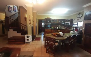 6 Bedroom House For Sale in Henties Bay Central, Henties Bay