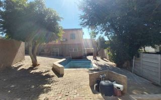 11 Bedroom House For Sale in Eros, Windhoek