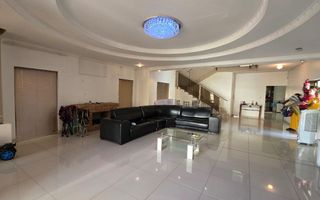 6 Bedroom House For Sale in Cimbebasia