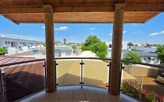 6 Bedroom House For Sale in Cimbebasia