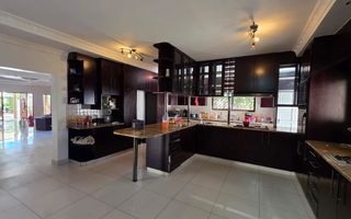 6 Bedroom House For Sale in Cimbebasia