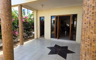 6 Bedroom House For Sale in Cimbebasia