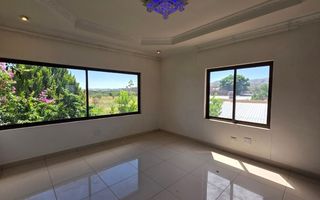 6 Bedroom House For Sale in Cimbebasia