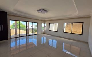 6 Bedroom House For Sale in Cimbebasia
