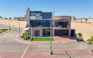 5 Bedroom House For Sale in Afrodite Beach