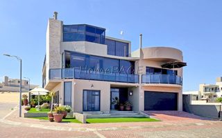 5 Bedroom House For Sale in Afrodite Beach