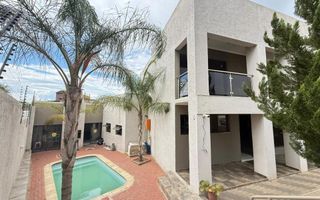 10 Bedroom House For Sale in Hochlandpark