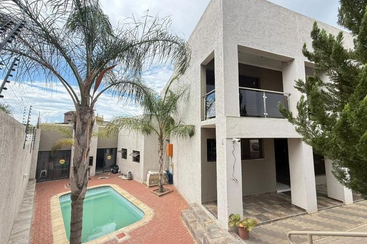 10 Bedroom House For Sale in Hochlandpark