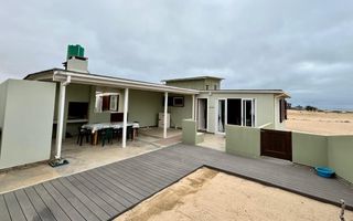 4 Bedroom House For Sale in Wlotzkas Baken