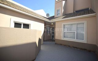 3 Bedroom Townhouse To Rent in Long Beach