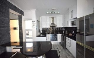 3 Bedroom Townhouse To Rent in Long Beach