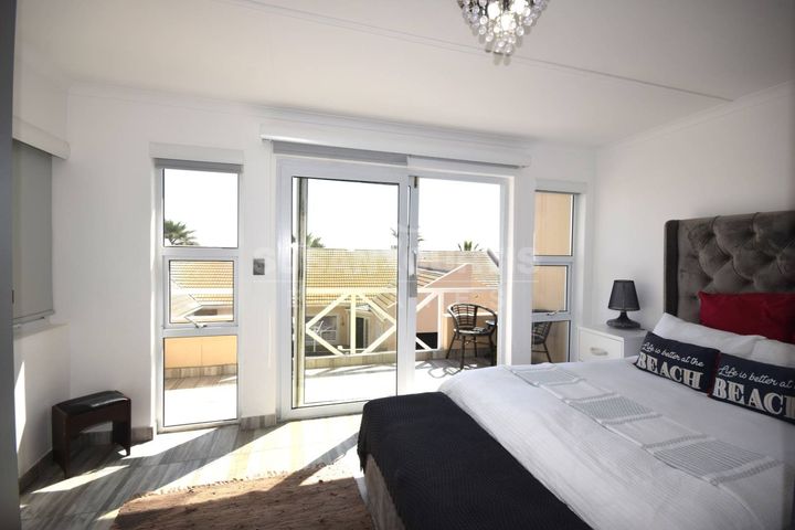 3 Bedroom Townhouse To Rent in Long Beach