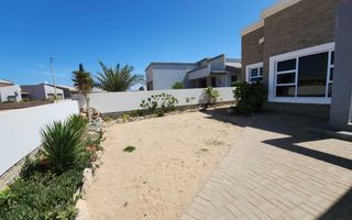 4 Bedroom House For Sale in Henties Bay Central, Henties Bay