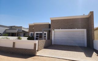4 Bedroom House For Sale in Henties Bay Central, Henties Bay