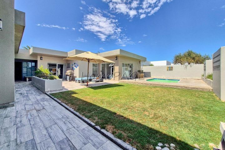 5 Bedroom House For Sale in Meersig