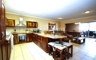 4 Bedroom House To Rent in Long Beach