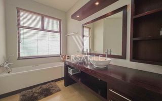 4 Bedroom House For Sale in Long Beach