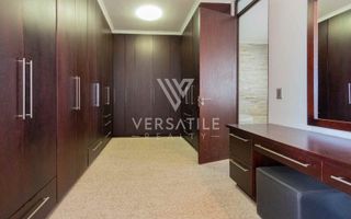 4 Bedroom House For Sale in Long Beach