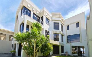 4 Bedroom House For Sale in Long Beach