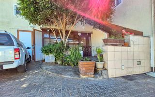 5 Bedroom House For Sale in Lagoon