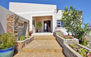 8 Bedroom House For Sale in Mile 4 Extension 1, Swakopmund