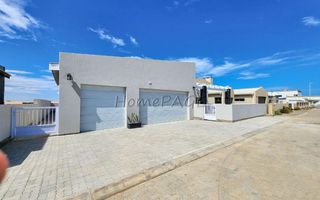 3 Bedroom House For Sale in Henties Bay Central, Henties Bay