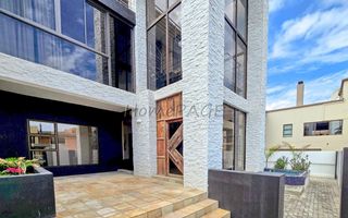 4 Bedroom House For Sale in Long Beach