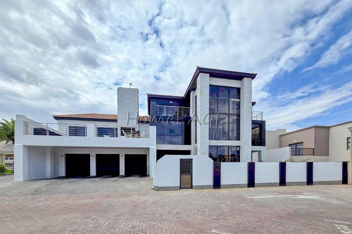 4 Bedroom House For Sale in Long Beach