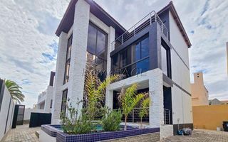 4 Bedroom House For Sale in Long Beach