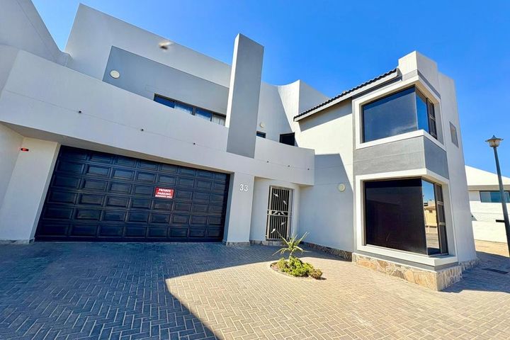 3 Bedroom House For Sale in Long Beach