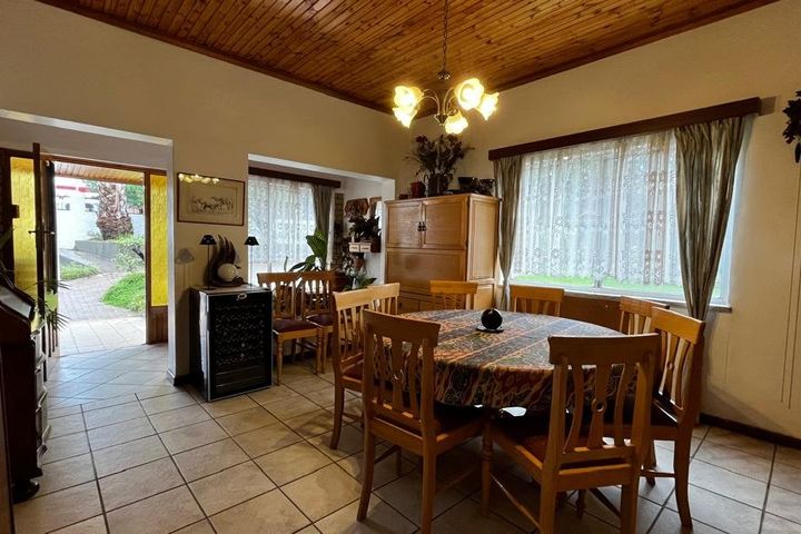 6 Bedroom House For Sale in Olympia, Windhoek