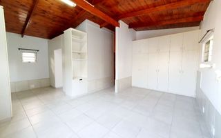 6 Bedroom House For Sale in Henties Bay Central, Henties Bay