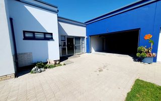 6 Bedroom House For Sale in Henties Bay Central, Henties Bay