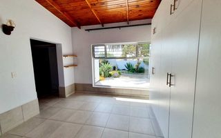 6 Bedroom House For Sale in Henties Bay Central, Henties Bay
