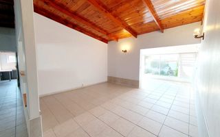 6 Bedroom House For Sale in Henties Bay Central, Henties Bay