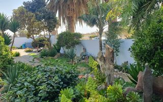 6 Bedroom House For Sale in Henties Bay Central, Henties Bay