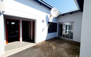 6 Bedroom House For Sale in Henties Bay Central, Henties Bay
