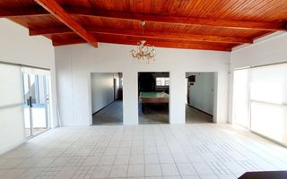 6 Bedroom House For Sale in Henties Bay Central, Henties Bay