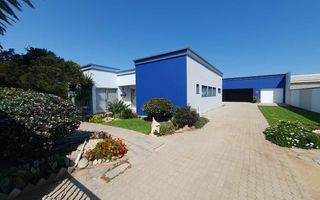 6 Bedroom House For Sale in Henties Bay Central, Henties Bay