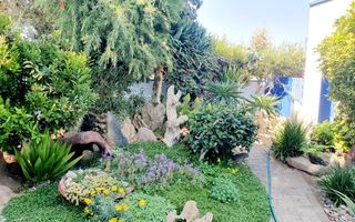 6 Bedroom House For Sale in Henties Bay Central, Henties Bay