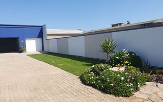 6 Bedroom House For Sale in Henties Bay Central, Henties Bay