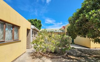 3 Bedroom House For Sale in Henties Bay Central, Henties Bay