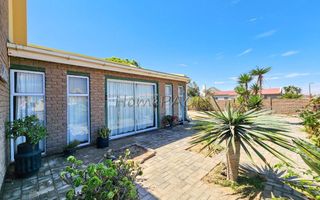 3 Bedroom House For Sale in Henties Bay Central, Henties Bay