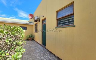 3 Bedroom House For Sale in Henties Bay Central, Henties Bay