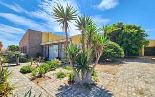 3 Bedroom House For Sale in Henties Bay Central, Henties Bay
