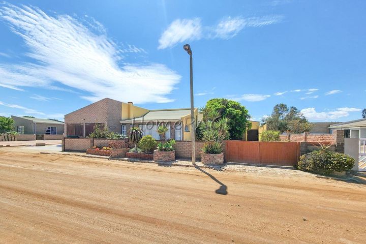 3 Bedroom House For Sale in Henties Bay Central, Henties Bay