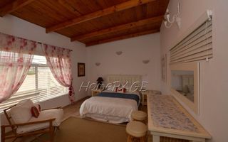7 Bedroom House For Sale in Henties Bay Central, Henties Bay