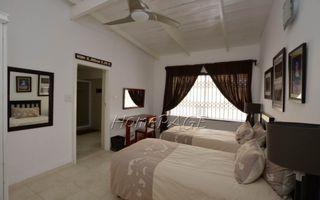 7 Bedroom House For Sale in Henties Bay Central, Henties Bay